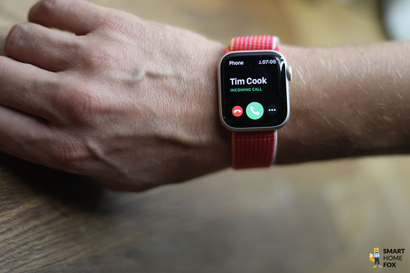 Man sieht einen eingehenden Anruf auf der Apple Watch SE.